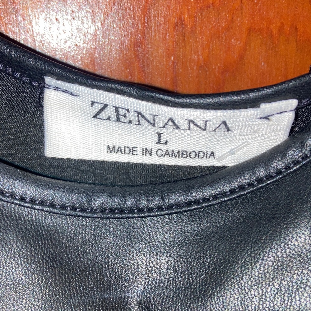 Zenana Outfitters Black Women's Crop Top - Picture 3 of 3